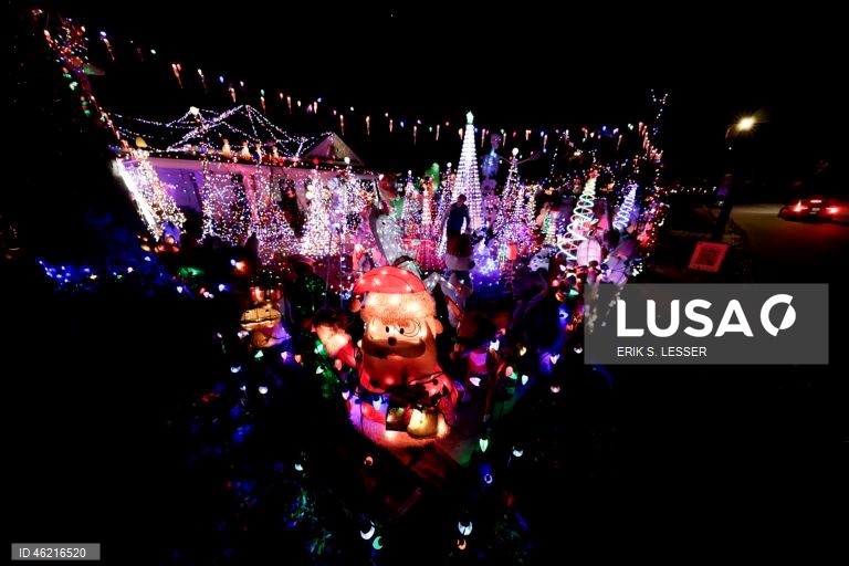 EUA: Iluminações natalícias nas casas do bairro em Atlanta