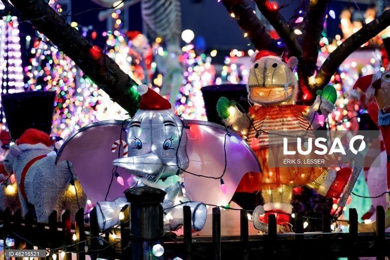 EUA: Iluminações natalícias nas casas do bairro em Atlanta