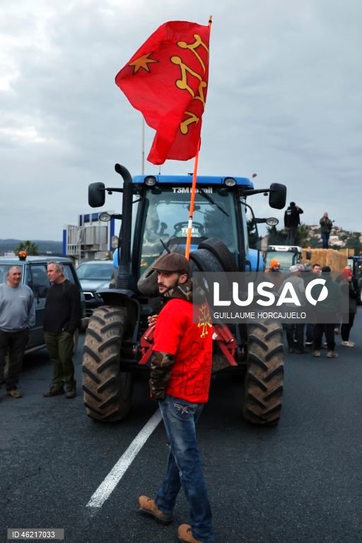 As autoridades francesas decidiram abater rebanhos inteiros de gado se fosse detetado um caso de doença da pele nodular, uma decisão criticada pelos agricultores já afetados por proibições de exportação e graves perdas económicas. Vários surtos da doença da pele nodular foram detetados em França nos últimos meses. O vírus, transmitido por insetos, afeta bovinos e búfalos, mas não apresenta riscos para a saúde humana.