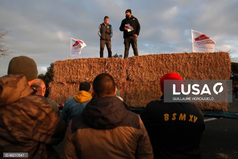 As autoridades francesas decidiram abater rebanhos inteiros de gado se fosse detetado um caso de doença da pele nodular, uma decisão criticada pelos agricultores já afetados por proibições de exportação e graves perdas económicas. Vários surtos da doença da pele nodular foram detetados em França nos últimos meses. O vírus, transmitido por insetos, afeta bovinos e búfalos, mas não apresenta riscos para a saúde humana.