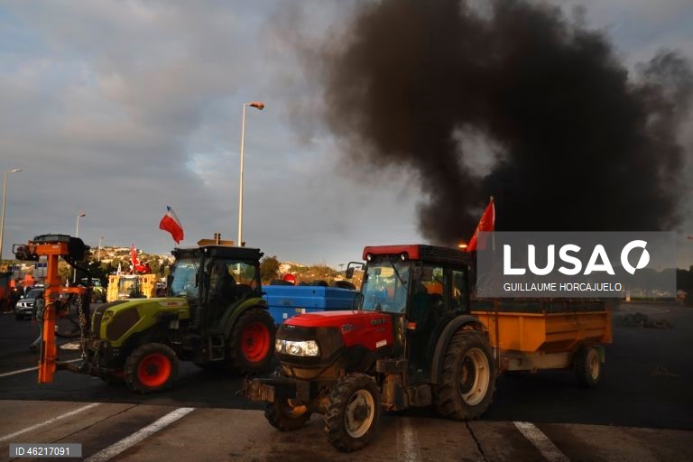 As autoridades francesas decidiram abater rebanhos inteiros de gado se fosse detetado um caso de doença da pele nodular, uma decisão criticada pelos agricultores já afetados por proibições de exportação e graves perdas económicas. Vários surtos da doença da pele nodular foram detetados em França nos últimos meses. O vírus, transmitido por insetos, afeta bovinos e búfalos, mas não apresenta riscos para a saúde humana.