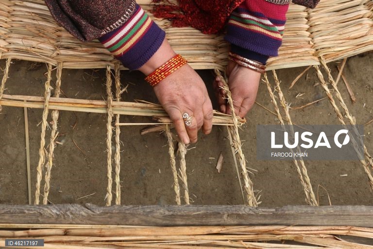 Índia: Tecelagem de esteiras tradicionais de palha em Srinagar, Caxemira