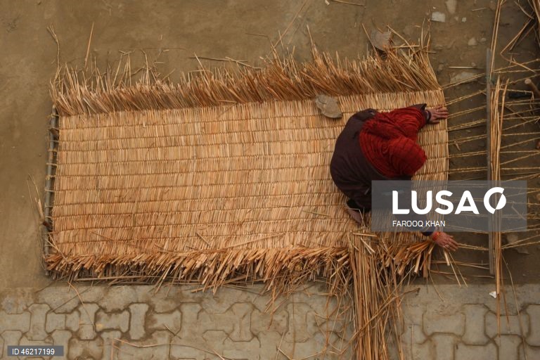 Índia: Tecelagem de esteiras tradicionais de palha em Srinagar, Caxemira