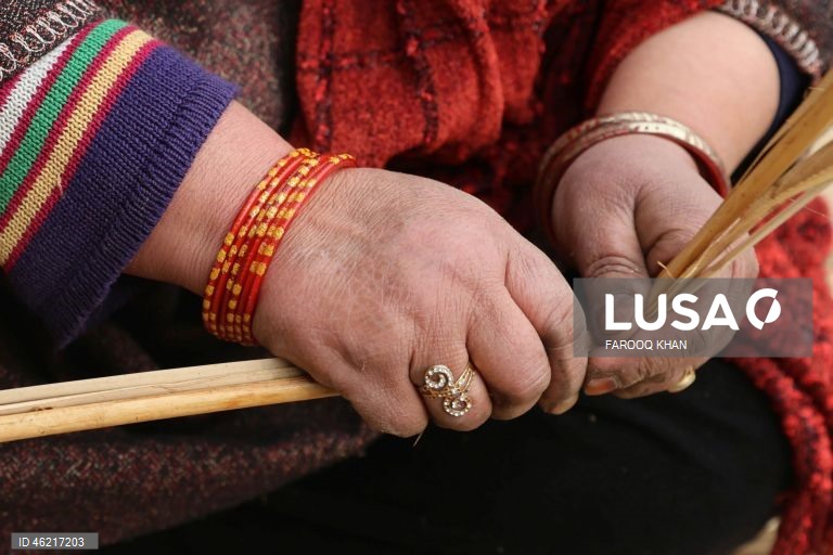 Índia: Tecelagem de esteiras tradicionais de palha em Srinagar, Caxemira