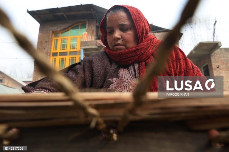 Índia: Tecelagem de esteiras tradicionais de palha em Srinagar, Caxemira