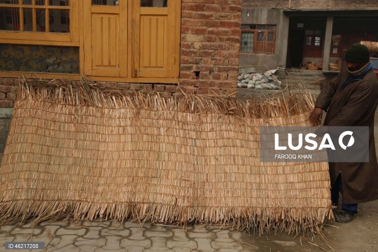 Índia: Tecelagem de esteiras tradicionais de palha em Srinagar, Caxemira