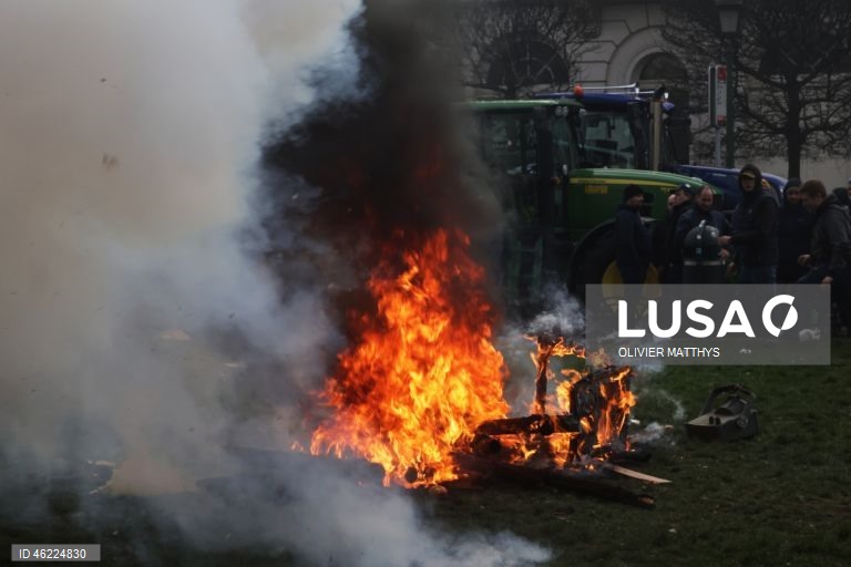 Milhares de agricultores de toda a Europa protestaram em Bruxelas, levando tratores para perto das instituições da UE para denunciar as políticas agrícolas e comerciais da UE, particularmente o acordo UE-Mercosul, as reformas da PAC e as crescentes pressões regulatórias e financeiras, durante uma cimeira de líderes da UE.  