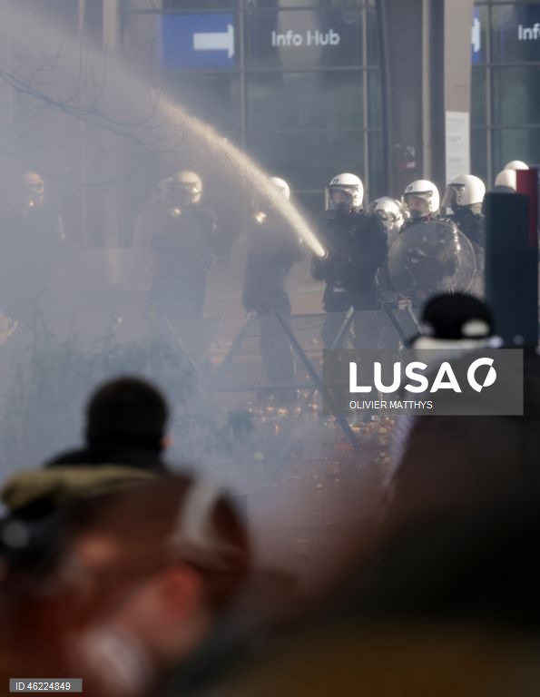 Milhares de agricultores de toda a Europa protestaram em Bruxelas, levando tratores para perto das instituições da UE para denunciar as políticas agrícolas e comerciais da UE, particularmente o acordo UE-Mercosul, as reformas da PAC e as crescentes pressões regulatórias e financeiras, durante uma cimeira de líderes da UE.  