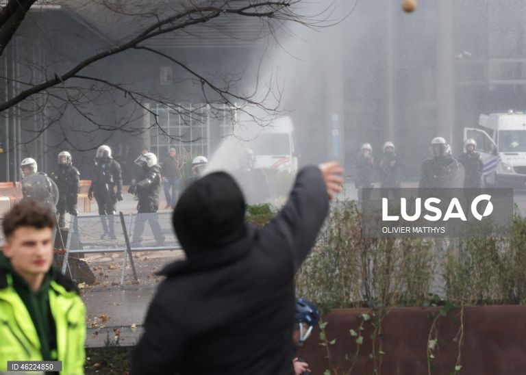 Milhares de agricultores de toda a Europa protestaram em Bruxelas, levando tratores para perto das instituições da UE para denunciar as políticas agrícolas e comerciais da UE, particularmente o acordo UE-Mercosul, as reformas da PAC e as crescentes pressões regulatórias e financeiras, durante uma cimeira de líderes da UE.  
