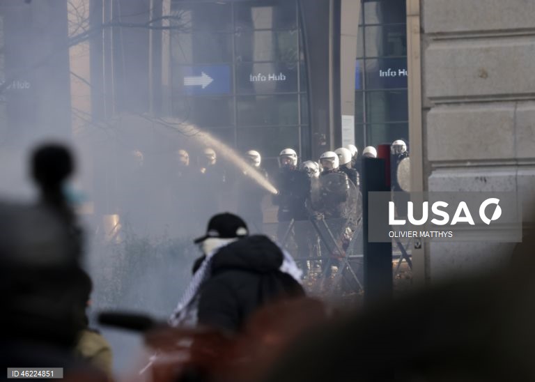 Milhares de agricultores de toda a Europa protestaram em Bruxelas, levando tratores para perto das instituições da UE para denunciar as políticas agrícolas e comerciais da UE, particularmente o acordo UE-Mercosul, as reformas da PAC e as crescentes pressões regulatórias e financeiras, durante uma cimeira de líderes da UE.  