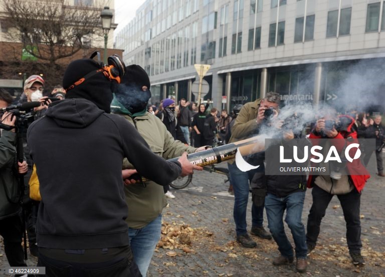 Milhares de agricultores de toda a Europa protestaram em Bruxelas, levando tratores para perto das instituições da UE para denunciar as políticas agrícolas e comerciais da UE, particularmente o acordo UE-Mercosul, as reformas da PAC e as crescentes pressões regulatórias e financeiras, durante uma cimeira de líderes da UE.  