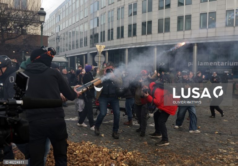 Milhares de agricultores de toda a Europa protestaram em Bruxelas, levando tratores para perto das instituições da UE para denunciar as políticas agrícolas e comerciais da UE, particularmente o acordo UE-Mercosul, as reformas da PAC e as crescentes pressões regulatórias e financeiras, durante uma cimeira de líderes da UE.  