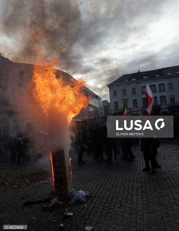 Milhares de agricultores de toda a Europa protestaram em Bruxelas, levando tratores para perto das instituições da UE para denunciar as políticas agrícolas e comerciais da UE, particularmente o acordo UE-Mercosul, as reformas da PAC e as crescentes pressões regulatórias e financeiras, durante uma cimeira de líderes da UE.  
