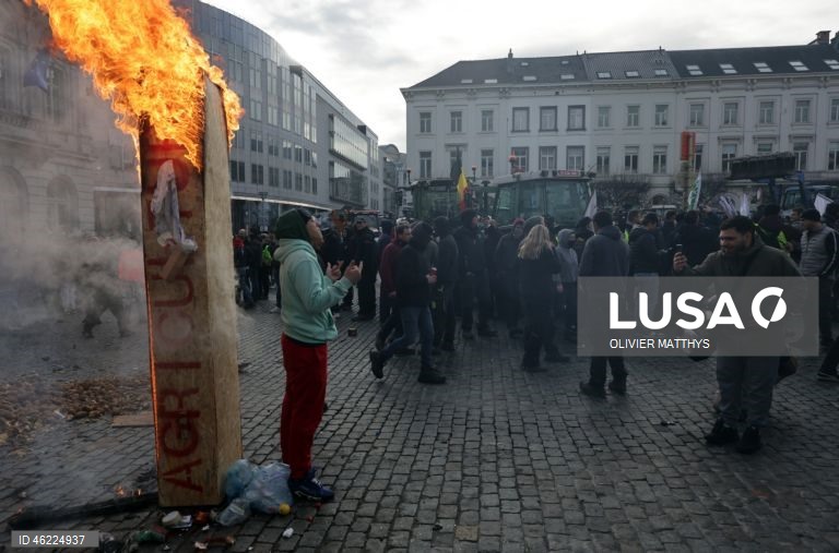 Milhares de agricultores de toda a Europa protestaram em Bruxelas, levando tratores para perto das instituições da UE para denunciar as políticas agrícolas e comerciais da UE, particularmente o acordo UE-Mercosul, as reformas da PAC e as crescentes pressões regulatórias e financeiras, durante uma cimeira de líderes da UE.  