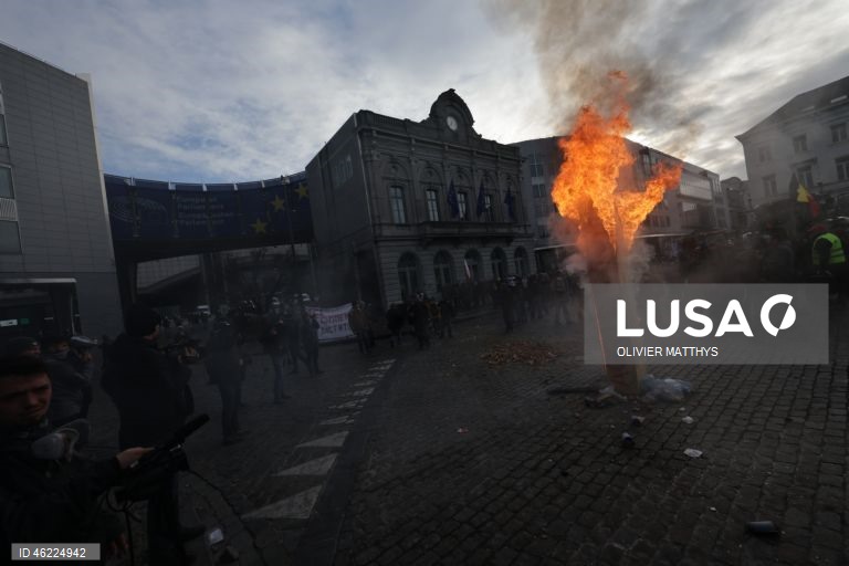 Milhares de agricultores de toda a Europa protestaram em Bruxelas, levando tratores para perto das instituições da UE para denunciar as políticas agrícolas e comerciais da UE, particularmente o acordo UE-Mercosul, as reformas da PAC e as crescentes pressões regulatórias e financeiras, durante uma cimeira de líderes da UE.  