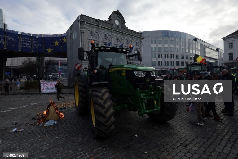 Milhares de agricultores de toda a Europa protestaram em Bruxelas, levando tratores para perto das instituições da UE para denunciar as políticas agrícolas e comerciais da UE, particularmente o acordo UE-Mercosul, as reformas da PAC e as crescentes pressões regulatórias e financeiras, durante uma cimeira de líderes da UE.  