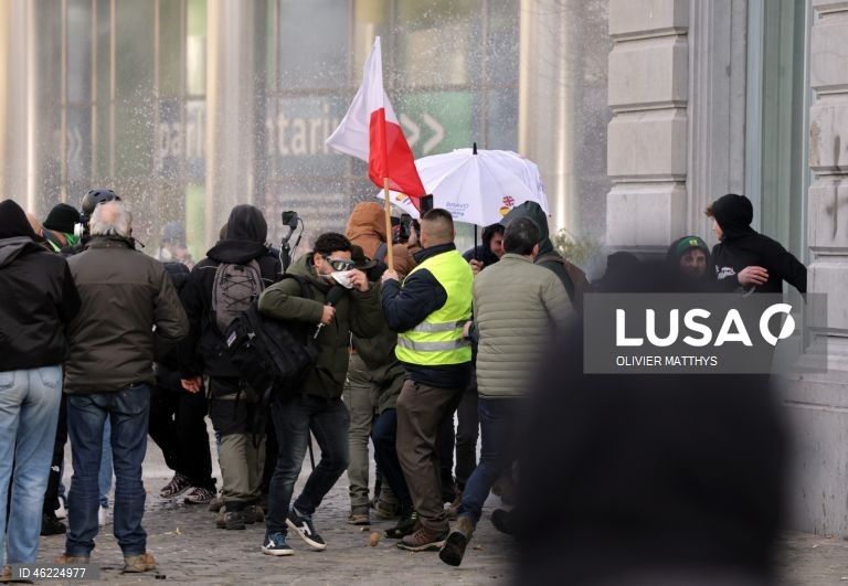 Milhares de agricultores de toda a Europa protestaram em Bruxelas, levando tratores para perto das instituições da UE para denunciar as políticas agrícolas e comerciais da UE, particularmente o acordo UE-Mercosul, as reformas da PAC e as crescentes pressões regulatórias e financeiras, durante uma cimeira de líderes da UE.  
