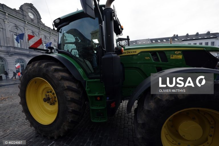 Milhares de agricultores de toda a Europa protestaram em Bruxelas, levando tratores para perto das instituições da UE para denunciar as políticas agrícolas e comerciais da UE, particularmente o acordo UE-Mercosul, as reformas da PAC e as crescentes pressões regulatórias e financeiras, durante uma cimeira de líderes da UE.  
