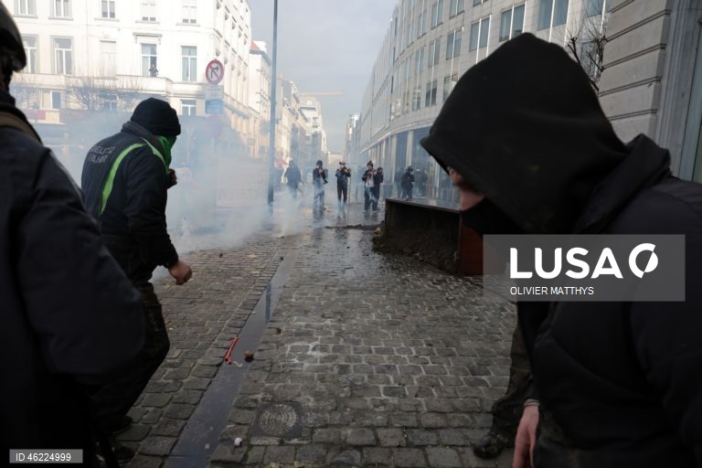 Milhares de agricultores de toda a Europa protestaram em Bruxelas, levando tratores para perto das instituições da UE para denunciar as políticas agrícolas e comerciais da UE, particularmente o acordo UE-Mercosul, as reformas da PAC e as crescentes pressões regulatórias e financeiras, durante uma cimeira de líderes da UE.  
