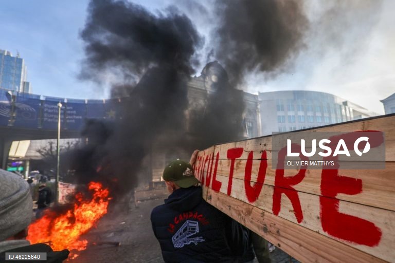 Milhares de agricultores de toda a Europa protestaram em Bruxelas, levando tratores para perto das instituições da UE para denunciar as políticas agrícolas e comerciais da UE, particularmente o acordo UE-Mercosul, as reformas da PAC e as crescentes pressões regulatórias e financeiras, durante uma cimeira de líderes da UE.  