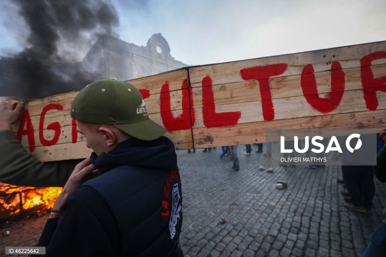 Milhares de agricultores de toda a Europa protestaram em Bruxelas, levando tratores para perto das instituições da UE para denunciar as políticas agrícolas e comerciais da UE, particularmente o acordo UE-Mercosul, as reformas da PAC e as crescentes pressões regulatórias e financeiras, durante uma cimeira de líderes da UE.  