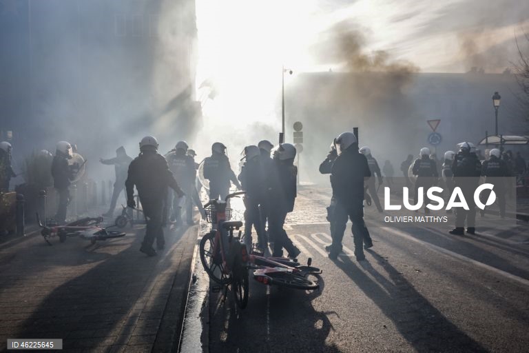 Milhares de agricultores de toda a Europa protestaram em Bruxelas, levando tratores para perto das instituições da UE para denunciar as políticas agrícolas e comerciais da UE, particularmente o acordo UE-Mercosul, as reformas da PAC e as crescentes pressões regulatórias e financeiras, durante uma cimeira de líderes da UE.  