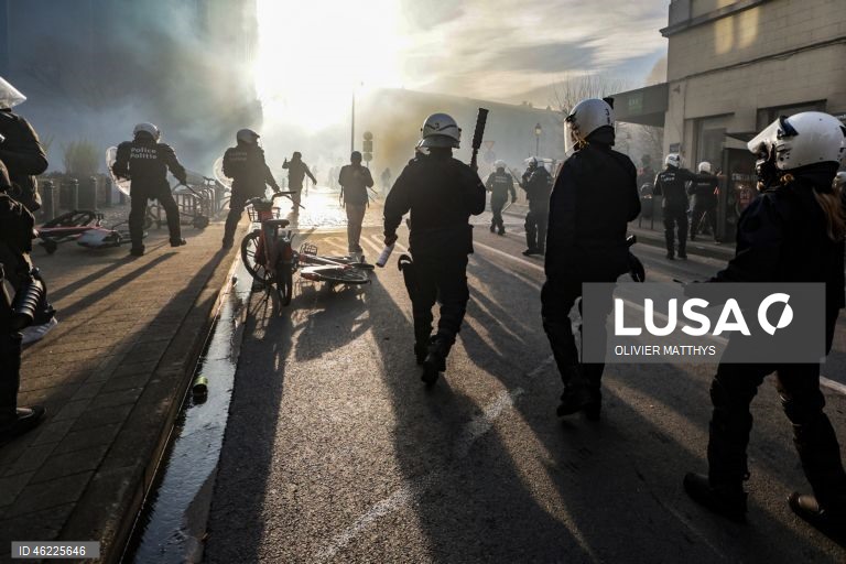 Milhares de agricultores de toda a Europa protestaram em Bruxelas, levando tratores para perto das instituições da UE para denunciar as políticas agrícolas e comerciais da UE, particularmente o acordo UE-Mercosul, as reformas da PAC e as crescentes pressões regulatórias e financeiras, durante uma cimeira de líderes da UE.  