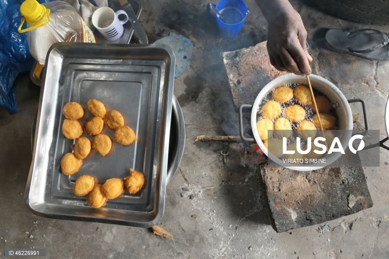 Moçambique: Venda de pasteis de feijão nas ruas de Maputo