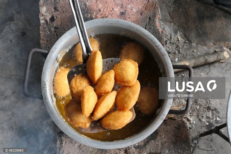 Moçambique: Venda de pasteis de feijão nas ruas de Maputo