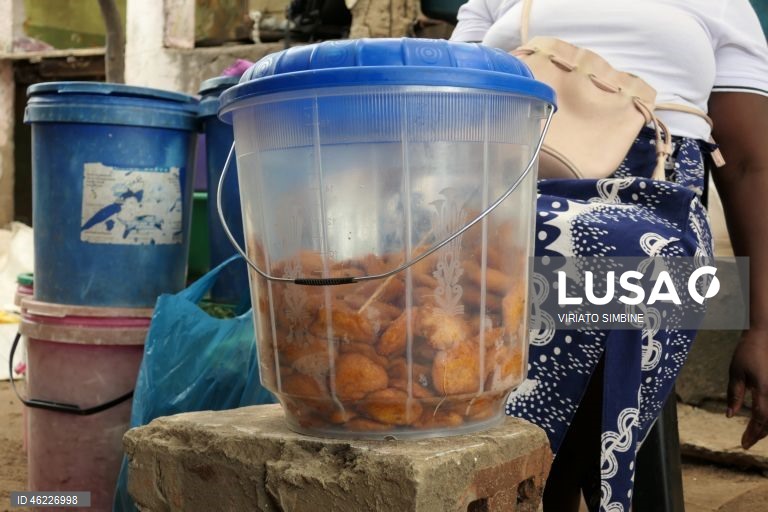 Moçambique: Venda de pasteis de feijão nas ruas de Maputo