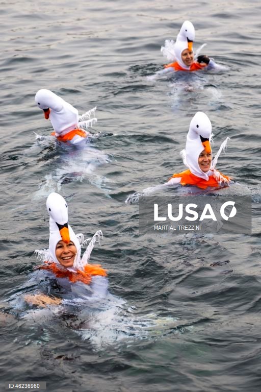 Suiça: Tradicional banho de Natal no Lago Genebra