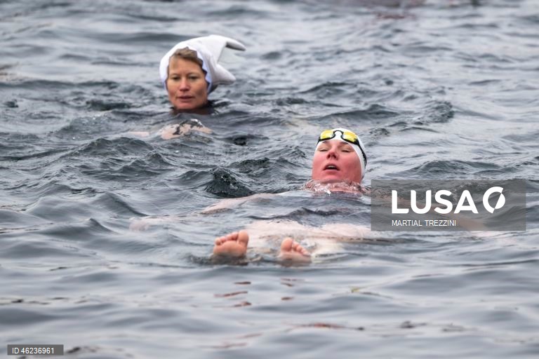 Suiça: Tradicional banho de Natal no Lago Genebra