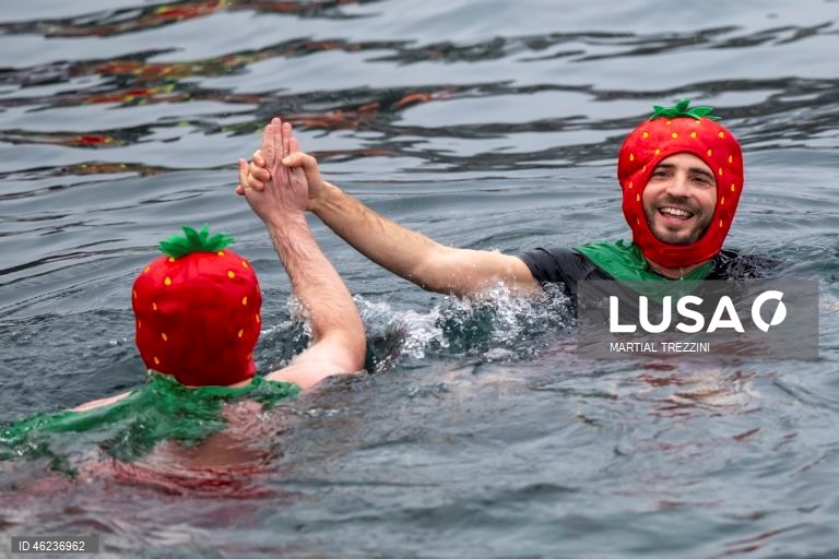 Suiça: Tradicional banho de Natal no Lago Genebra