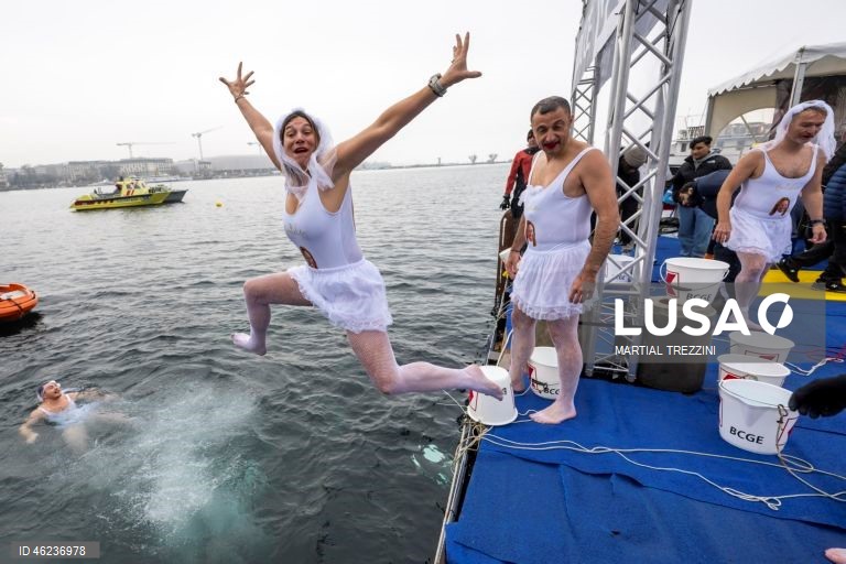 Suiça: Tradicional banho de Natal no Lago Genebra