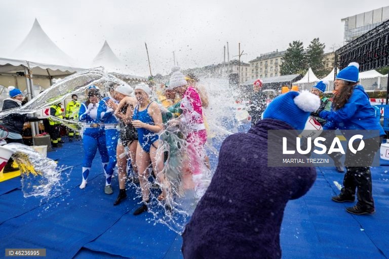 Suiça: Tradicional banho de Natal no Lago Genebra