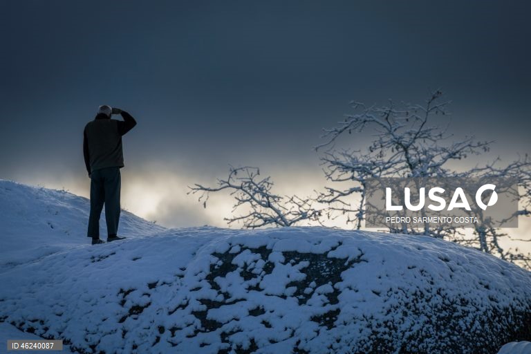 A aldeia do Castelo, concelho de Vila Pouca de Aguiar no distrito de Vila Real, acordou pintada de branco.  21 de Dezembro  de 2025. Onze distritos de Portugal continental estão hoje sob aviso laranja, o segundo mais elevado, devido à queda de neve e à agitação marítima, indicou o Instituto Português do Mar e da Atmosfera (IPMA). PEDRO SARMENTO COSTA/LUSA