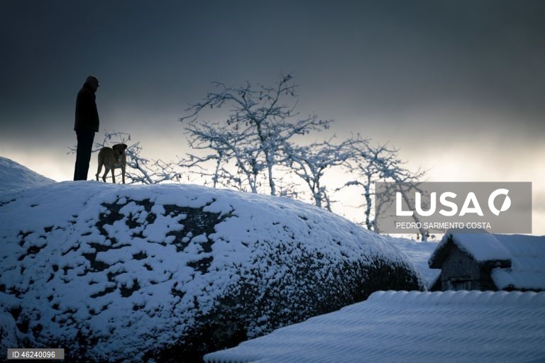 A aldeia do Castelo, concelho de Vila Pouca de Aguiar no distrito de Vila Real, acordou pintada de branco.  21 de Dezembro  de 2025. Onze distritos de Portugal continental estão hoje sob aviso laranja, o segundo mais elevado, devido à queda de neve e à agitação marítima, indicou o Instituto Português do Mar e da Atmosfera (IPMA). PEDRO SARMENTO COSTA/LUSA