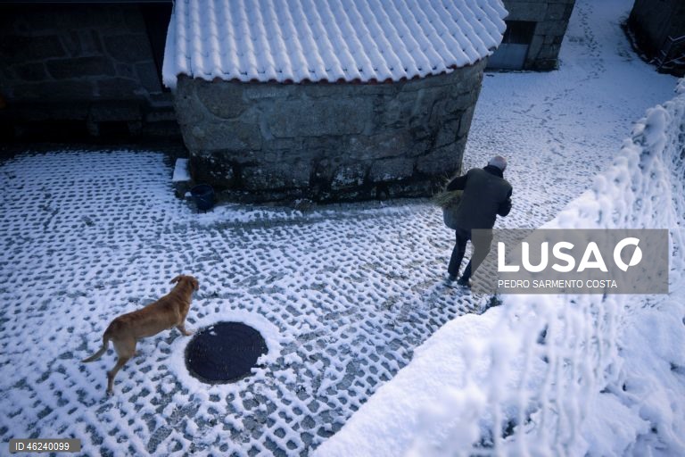 A aldeia do Castelo, concelho de Vila Pouca de Aguiar no distrito de Vila Real, acordou pintada de branco.  21 de Dezembro  de 2025. Onze distritos de Portugal continental estão hoje sob aviso laranja, o segundo mais elevado, devido à queda de neve e à agitação marítima, indicou o Instituto Português do Mar e da Atmosfera (IPMA). PEDRO SARMENTO COSTA/LUSA