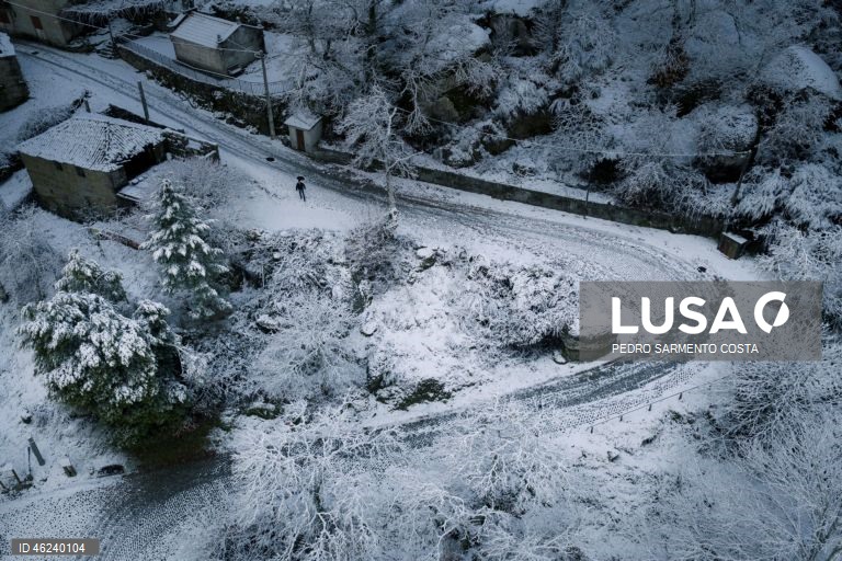 Imagem captada por drone da aldeia do Castelo, concelho de Vila Pouca de Aguiar no distrito de Vila Real, acordou pintada de branco.  21 de Dezembro  de 2025. Onze distritos de Portugal continental estão hoje sob aviso laranja, o segundo mais elevado, devido à queda de neve e à agitação marítima, indicou o Instituto Português do Mar e da Atmosfera (IPMA). PEDRO SARMENTO COSTA/LUSA