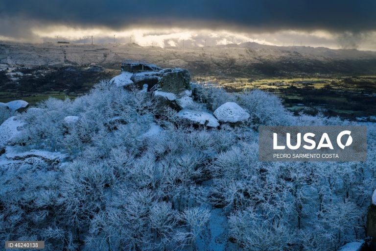 A aldeia do Castelo, concelho de Vila Pouca de Aguiar no distrito de Vila Real, acordou pintada de branco.  21 de Dezembro  de 2025. Onze distritos de Portugal continental estão hoje sob aviso laranja, o segundo mais elevado, devido à queda de neve e à agitação marítima, indicou o Instituto Português do Mar e da Atmosfera (IPMA). PEDRO SARMENTO COSTA/LUSA