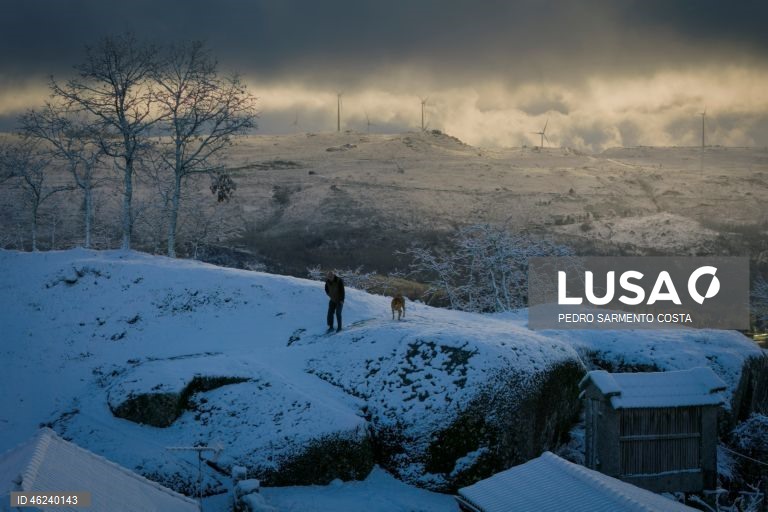 A aldeia do Castelo, concelho de Vila Pouca de Aguiar no distrito de Vila Real, acordou pintada de branco.  21 de Dezembro  de 2025. Onze distritos de Portugal continental estão hoje sob aviso laranja, o segundo mais elevado, devido à queda de neve e à agitação marítima, indicou o Instituto Português do Mar e da Atmosfera (IPMA). PEDRO SARMENTO COSTA/LUSA