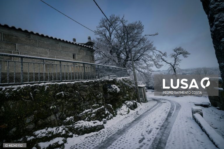 A aldeia do Castelo, concelho de Vila Pouca de Aguiar no distrito de Vila Real, acordou pintada de branco.  21 de Dezembro  de 2025. Onze distritos de Portugal continental estão hoje sob aviso laranja, o segundo mais elevado, devido à queda de neve e à agitação marítima, indicou o Instituto Português do Mar e da Atmosfera (IPMA). PEDRO SARMENTO COSTA/LUSA