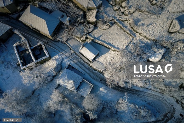 Imagem captada por drone da aldeia do Castelo, concelho de Vila Pouca de Aguiar no distrito de Vila Real, acordou pintada de branco.  21 de Dezembro  de 2025. Onze distritos de Portugal continental estão hoje sob aviso laranja, o segundo mais elevado, devido à queda de neve e à agitação marítima, indicou o Instituto Português do Mar e da Atmosfera (IPMA). PEDRO SARMENTO COSTA/LUSA