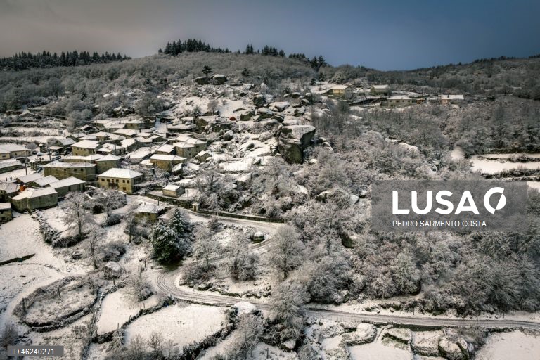Imagem captada por drone da aldeia do Castelo, concelho de Vila Pouca de Aguiar no distrito de Vila Real, acordou pintada de branco.  21 de Dezembro  de 2025. Onze distritos de Portugal continental estão hoje sob aviso laranja, o segundo mais elevado, devido à queda de neve e à agitação marítima, indicou o Instituto Português do Mar e da Atmosfera (IPMA). PEDRO SARMENTO COSTA/LUSA