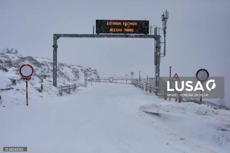 Estrada de acesso à Torre na Serra da Estrela que se encontra encerrada devido à queda de neve, Covilhã.  21 de Dezembro  de 2025. Onze distritos de Portugal continental estão hoje sob aviso laranja, o segundo mais elevado, devido à queda de neve e à agitação marítima, indicou o Instituto Português do Mar e da Atmosfera (IPMA). MIGUEL PEREIRA SA SILVA/ LUSA