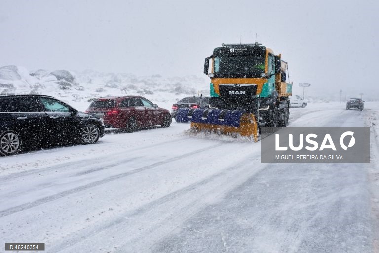 Estrada de acesso à Torre na Serra da Estrela que se encontra encerrada devido à queda de neve, Covilhã.  21 de Dezembro  de 2025. Onze distritos de Portugal continental estão hoje sob aviso laranja, o segundo mais elevado, devido à queda de neve e à agitação marítima, indicou o Instituto Português do Mar e da Atmosfera (IPMA). MIGUEL PEREIRA SA SILVA/ LUSA