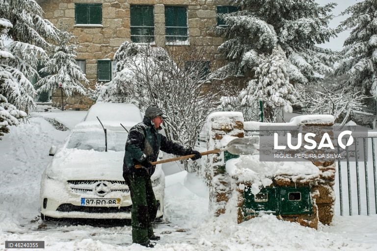 Queda de neve em Penhas da Saúde, Covilhã.  21 de Dezembro  de 2025. Onze distritos de Portugal continental estão hoje sob aviso laranja, o segundo mais elevado, devido à queda de neve e à agitação marítima, indicou o Instituto Português do Mar e da Atmosfera (IPMA). MIGUEL PEREIRA SA SILVA/ LUSA