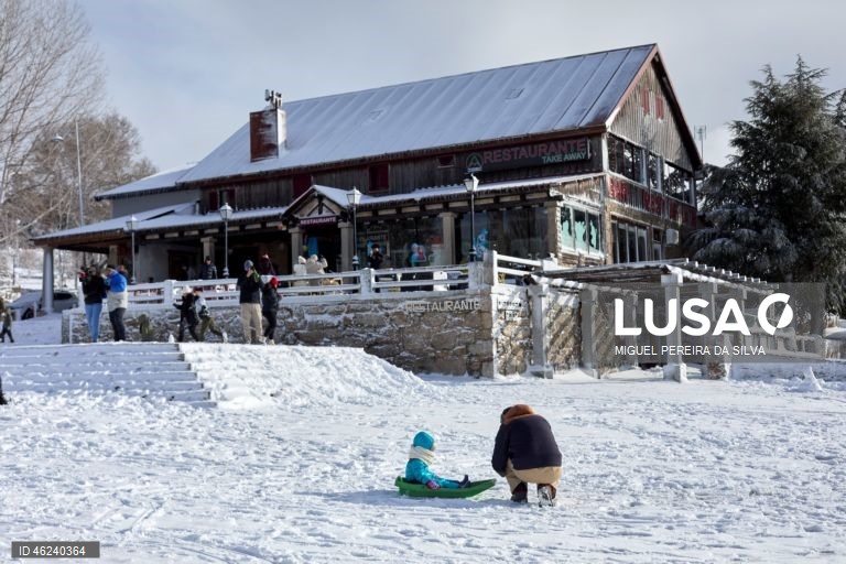 Queda de neve em Penhas da Saúde, Covilhã.  21 de Dezembro  de 2025. Onze distritos de Portugal continental estão hoje sob aviso laranja, o segundo mais elevado, devido à queda de neve e à agitação marítima, indicou o Instituto Português do Mar e da Atmosfera (IPMA). MIGUEL PEREIRA SA SILVA/ LUSA