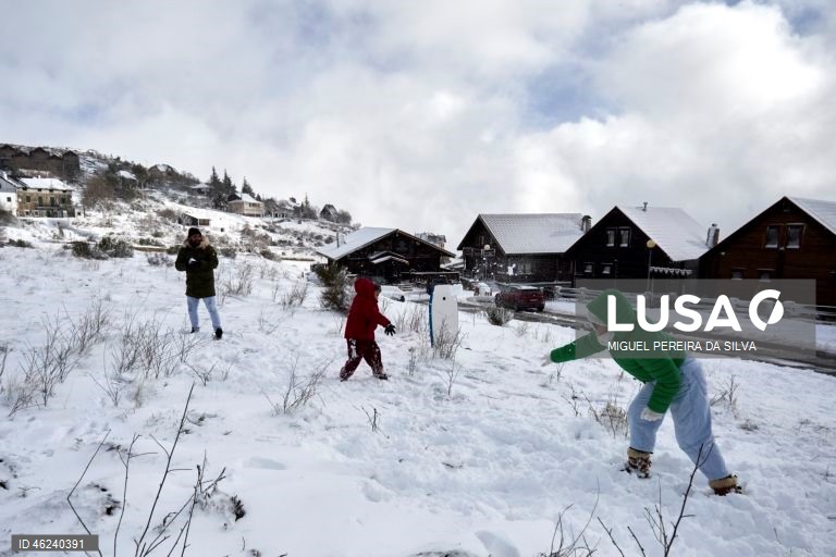 Queda de neve em Penhas da Saúde, Covilhã.  21 de Dezembro  de 2025. Onze distritos de Portugal continental estão hoje sob aviso laranja, o segundo mais elevado, devido à queda de neve e à agitação marítima, indicou o Instituto Português do Mar e da Atmosfera (IPMA). MIGUEL PEREIRA SA SILVA/ LUSA