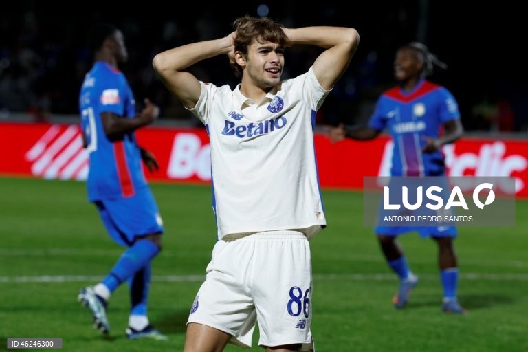 O FC Porto, com dois golos de Borja Sainz, venceu hoje folgadamente em Alverca 3-0, em jogo da 15.ª jornada da I Liga de futebol, prova que lidera provisoriamente, com oito pontos de avanço para o segundo.